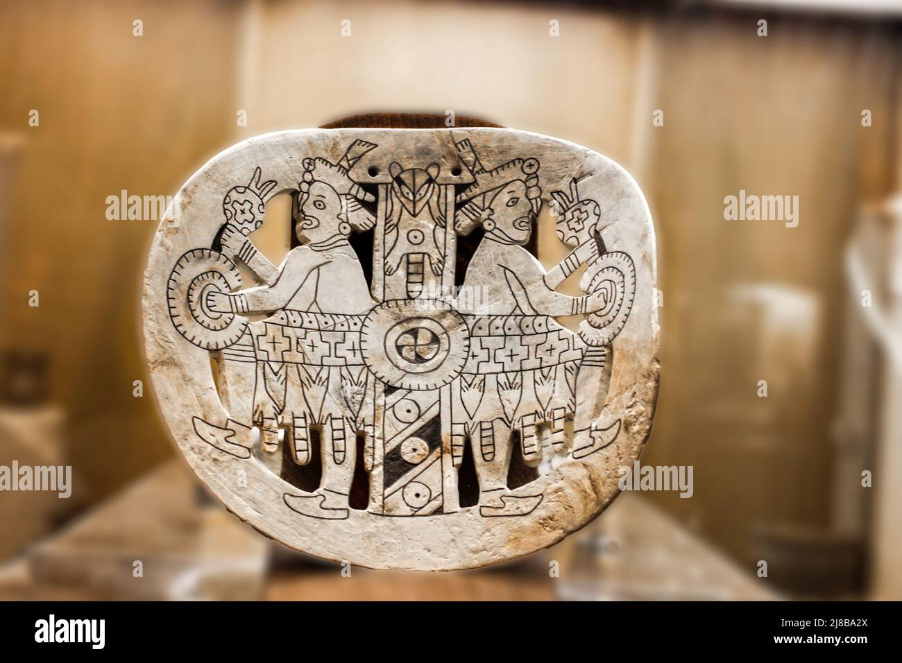 Artefact amérindien de danseurs sculpté dans l'os - arrière-plan flou Banque D'Images