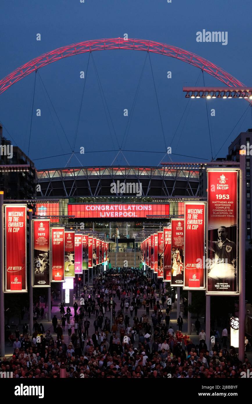 Londres, Royaume-Uni, 14th mai 2022. Les fans de football de Liverpool et Chelsea quittent le stade Wembley après la finale de la coupe FA qui a vu les rouges relever le trophée pour la première fois en 16 ans. Après un match sans but et un temps supplémentaire, une fusillade de pénalité a vu Liverpool battre Chelsea 6-5. Crédit : onzième heure Photographie/Alamy Live News Banque D'Images