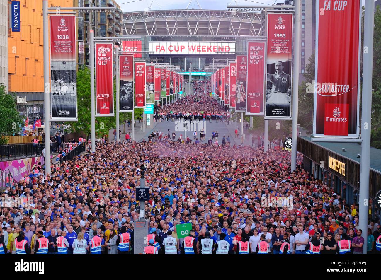 Londres, Royaume-Uni, 14th mai 2022. Les fans de football de Liverpool et Chelsea quittent le stade Wembley après la finale de la coupe FA qui a vu les rouges relever le trophée pour la première fois en 16 ans. Après un match sans but et un temps supplémentaire, une fusillade de pénalité a vu Liverpool battre Chelsea 6-5. Crédit : onzième heure Photographie/Alamy Live News Banque D'Images