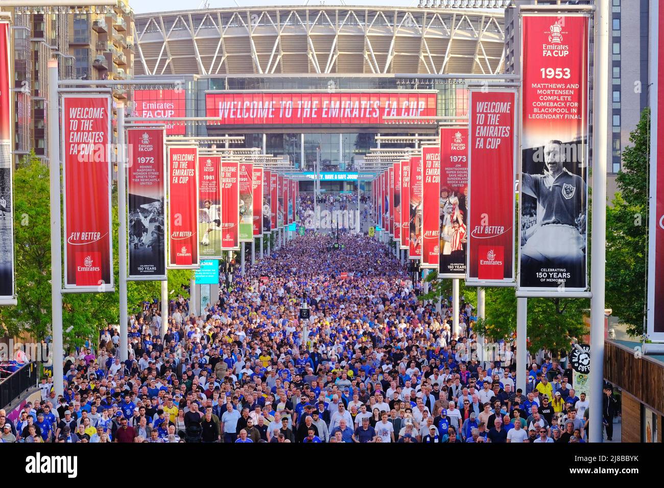 Londres, Royaume-Uni, 14th mai 2022. Les fans de football de Liverpool et Chelsea quittent le stade Wembley après la finale de la coupe FA qui a vu les rouges relever le trophée pour la première fois en 16 ans. Après un match sans but et un temps supplémentaire, une fusillade de pénalité a vu Liverpool battre Chelsea 6-5. Crédit : onzième heure Photographie/Alamy Live News Banque D'Images