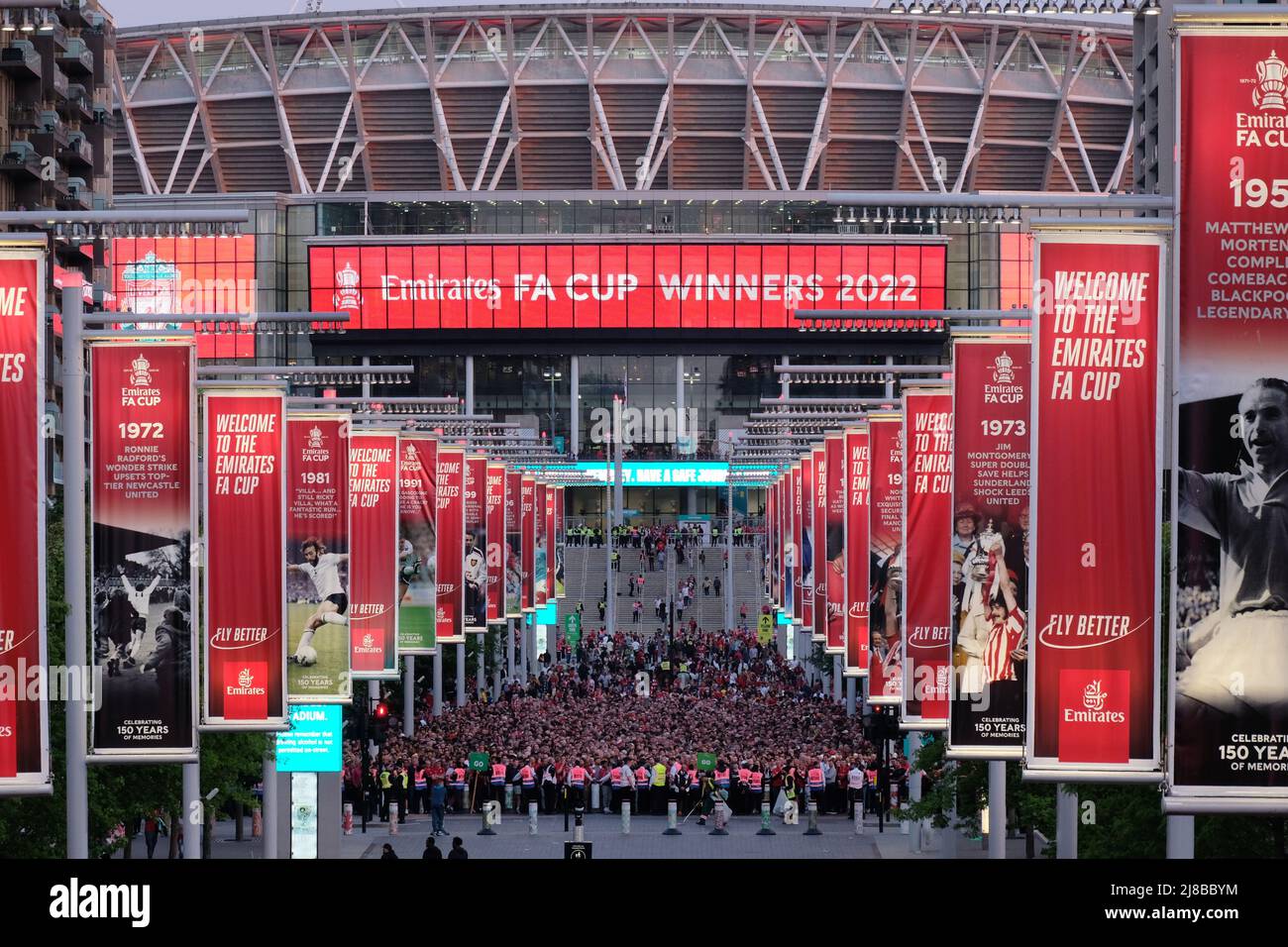 Londres, Royaume-Uni, 14th mai 2022. Les fans de football de Liverpool et Chelsea quittent le stade Wembley après la finale de la coupe FA qui a vu les rouges relever le trophée pour la première fois en 16 ans. Après un match sans but et un temps supplémentaire, une fusillade de pénalité a vu Liverpool battre Chelsea 6-5. Crédit : onzième heure Photographie/Alamy Live News Banque D'Images