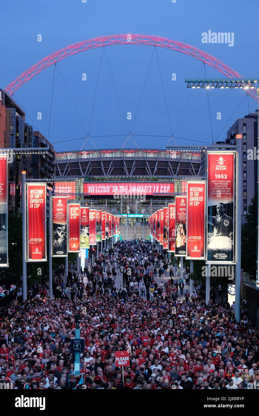Londres, Royaume-Uni, 14th mai 2022. Les fans de football de Liverpool et Chelsea quittent le stade Wembley après la finale de la coupe FA qui a vu les rouges relever le trophée pour la première fois en 16 ans. Après un match sans but et un temps supplémentaire, une fusillade de pénalité a vu Liverpool battre Chelsea 6-5. Crédit : onzième heure Photographie/Alamy Live News Banque D'Images