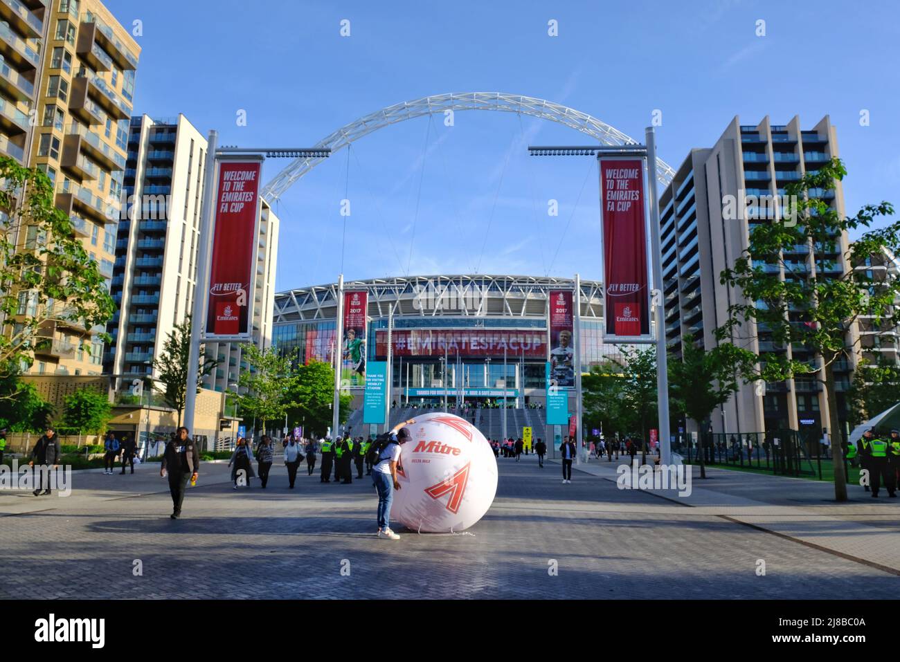 Londres, Royaume-Uni, 14th mai 2022. Les fans de football de Liverpool et Chelsea quittent le stade Wembley après la finale de la coupe FA qui a vu les rouges relever le trophée pour la première fois en 16 ans. Après un match sans but et un temps supplémentaire, une fusillade de pénalité a vu Liverpool battre Chelsea 6-5. Crédit : onzième heure Photographie/Alamy Live News Banque D'Images