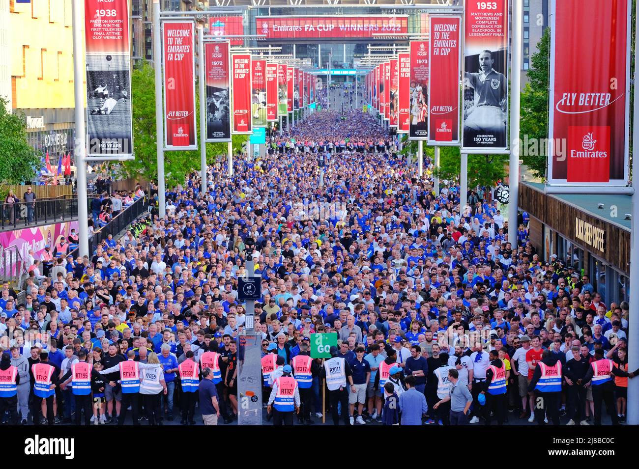 Londres, Royaume-Uni, 14th mai 2022. Les fans de football de Liverpool et Chelsea quittent le stade Wembley après la finale de la coupe FA qui a vu les rouges relever le trophée pour la première fois en 16 ans. Après un match sans but et un temps supplémentaire, une fusillade de pénalité a vu Liverpool battre Chelsea 6-5. Crédit : onzième heure Photographie/Alamy Live News Banque D'Images