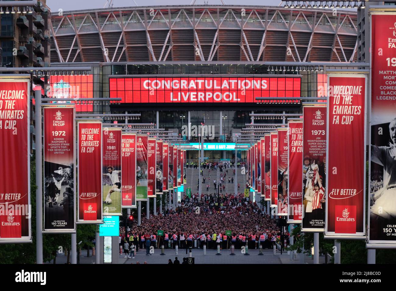 Londres, Royaume-Uni, 14th mai 2022. Les fans de football de Liverpool et Chelsea quittent le stade Wembley après la finale de la coupe FA qui a vu les rouges relever le trophée pour la première fois en 16 ans. Après un match sans but et un temps supplémentaire, une fusillade de pénalité a vu Liverpool battre Chelsea 6-5. Crédit : onzième heure Photographie/Alamy Live News Banque D'Images