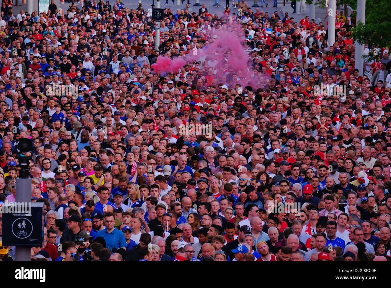 Londres, Royaume-Uni, 14th mai 2022. Les fans de football de Liverpool et Chelsea quittent le stade Wembley après la finale de la coupe FA qui a vu les rouges relever le trophée pour la première fois en 16 ans. Après un match sans but et un temps supplémentaire, une fusillade de pénalité a vu Liverpool battre Chelsea 6-5. Crédit : onzième heure Photographie/Alamy Live News Banque D'Images
