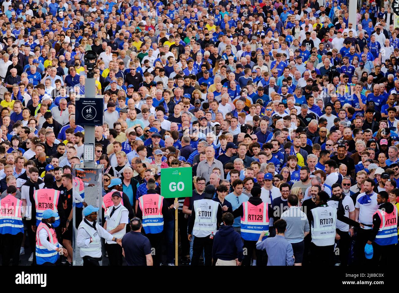Londres, Royaume-Uni, 14th mai 2022. Les fans de football de Liverpool et Chelsea quittent le stade Wembley après la finale de la coupe FA qui a vu les rouges relever le trophée pour la première fois en 16 ans. Après un match sans but et un temps supplémentaire, une fusillade de pénalité a vu Liverpool battre Chelsea 6-5. Crédit : onzième heure Photographie/Alamy Live News Banque D'Images