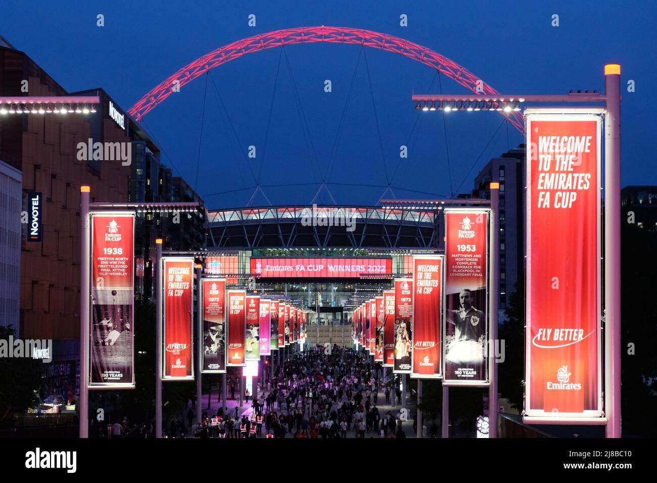 Londres, Royaume-Uni, 14th mai 2022. Les fans de football de Liverpool et Chelsea quittent le stade Wembley après la finale de la coupe FA qui a vu les rouges relever le trophée pour la première fois en 16 ans. Après un match sans but et un temps supplémentaire, une fusillade de pénalité a vu Liverpool battre Chelsea 6-5. Crédit : onzième heure Photographie/Alamy Live News Banque D'Images