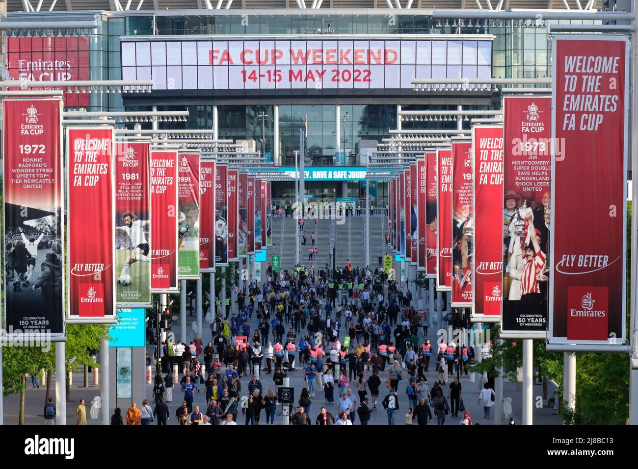 Londres, Royaume-Uni, 14th mai 2022. Les fans de football de Liverpool et Chelsea quittent le stade Wembley après la finale de la coupe FA qui a vu les rouges relever le trophée pour la première fois en 16 ans. Après un match sans but et un temps supplémentaire, une fusillade de pénalité a vu Liverpool battre Chelsea 6-5. Crédit : onzième heure Photographie/Alamy Live News Banque D'Images