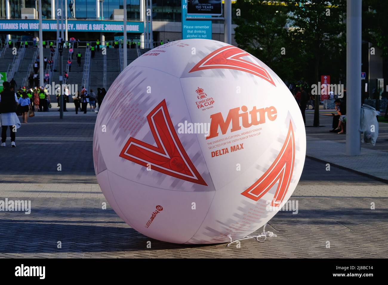 Londres, Royaume-Uni, 14th mai 2022. Les fans de football de Liverpool et Chelsea quittent le stade Wembley après la finale de la coupe FA qui a vu les rouges relever le trophée pour la première fois en 16 ans. Après un match sans but et un temps supplémentaire, une fusillade de pénalité a vu Liverpool battre Chelsea 6-5. Crédit : onzième heure Photographie/Alamy Live News Banque D'Images