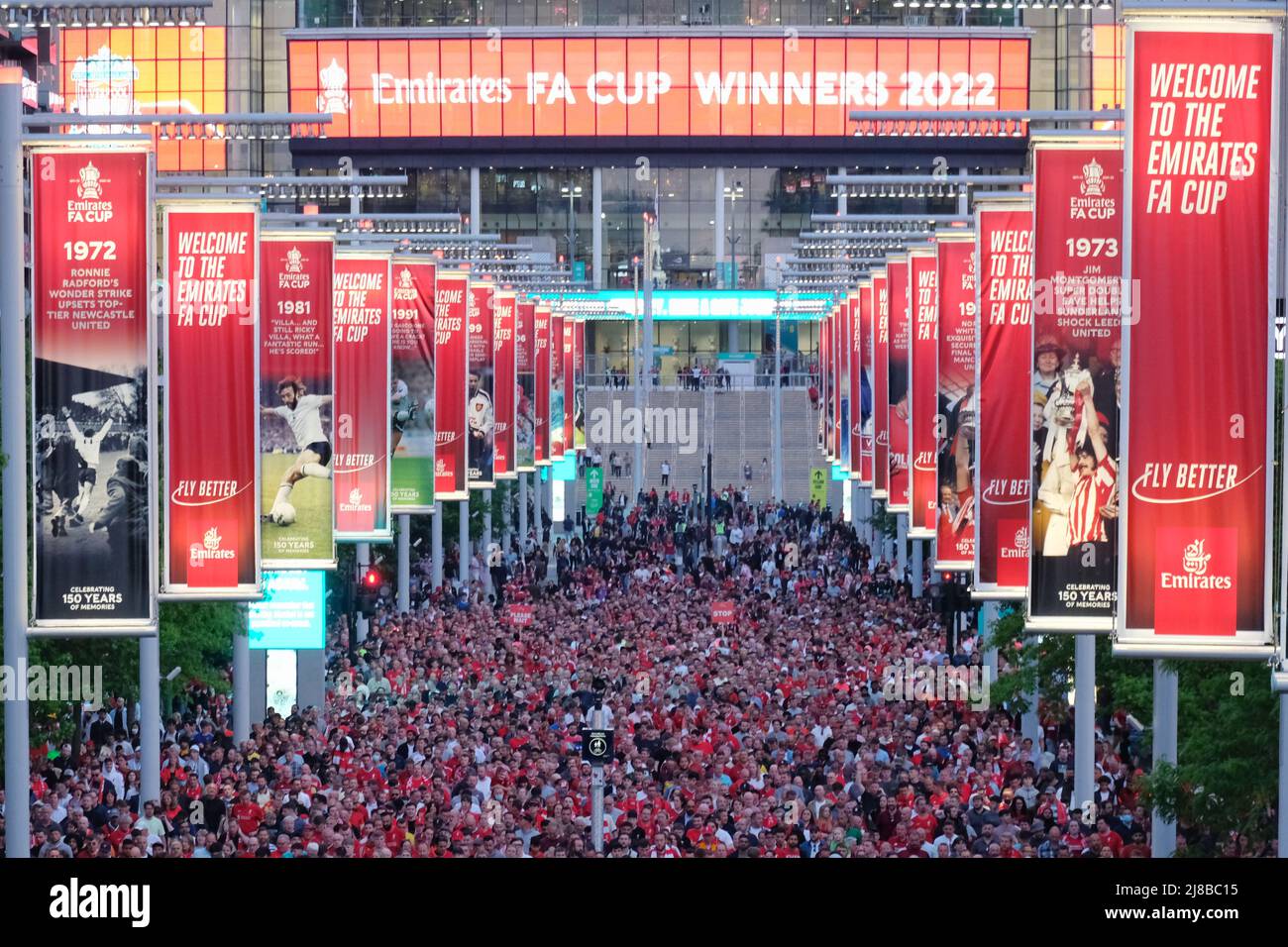 Londres, Royaume-Uni, 14th mai 2022. Les fans de football de Liverpool et Chelsea quittent le stade Wembley après la finale de la coupe FA qui a vu les rouges relever le trophée pour la première fois en 16 ans. Après un match sans but et un temps supplémentaire, une fusillade de pénalité a vu Liverpool battre Chelsea 6-5. Crédit : onzième heure Photographie/Alamy Live News Banque D'Images