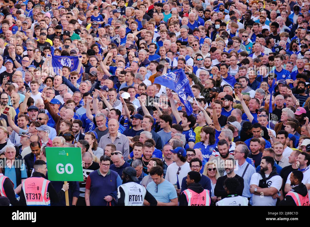 Londres, Royaume-Uni, 14th mai 2022. Les fans de football de Liverpool et Chelsea quittent le stade Wembley après la finale de la coupe FA qui a vu les rouges relever le trophée pour la première fois en 16 ans. Après un match sans but et un temps supplémentaire, une fusillade de pénalité a vu Liverpool battre Chelsea 6-5. Crédit : onzième heure Photographie/Alamy Live News Banque D'Images