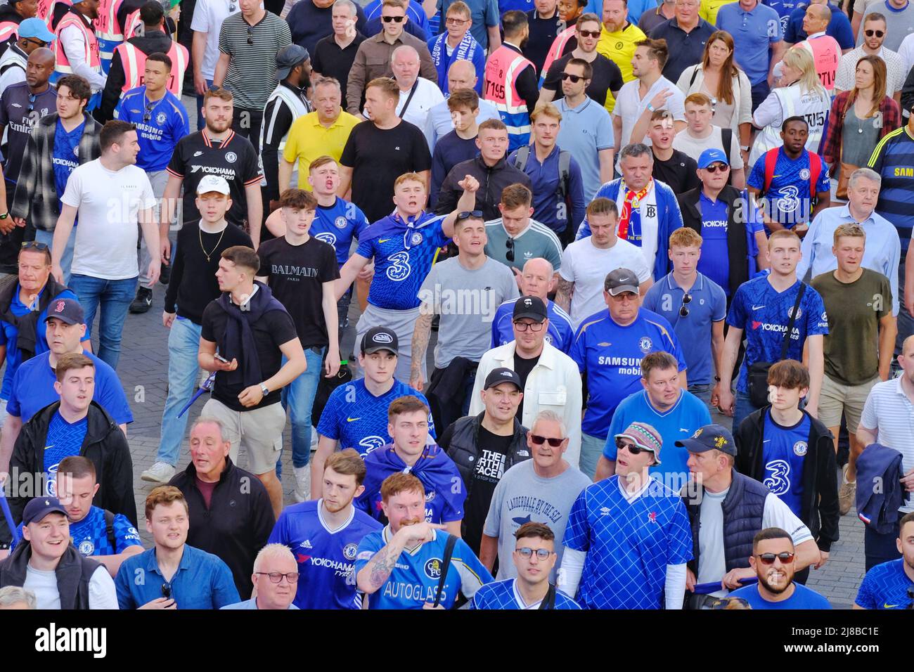 Londres, Royaume-Uni, 14th mai 2022. Les fans de football de Liverpool et Chelsea quittent le stade Wembley après la finale de la coupe FA qui a vu les rouges relever le trophée pour la première fois en 16 ans. Après un match sans but et un temps supplémentaire, une fusillade de pénalité a vu Liverpool battre Chelsea 6-5. Crédit : onzième heure Photographie/Alamy Live News Banque D'Images