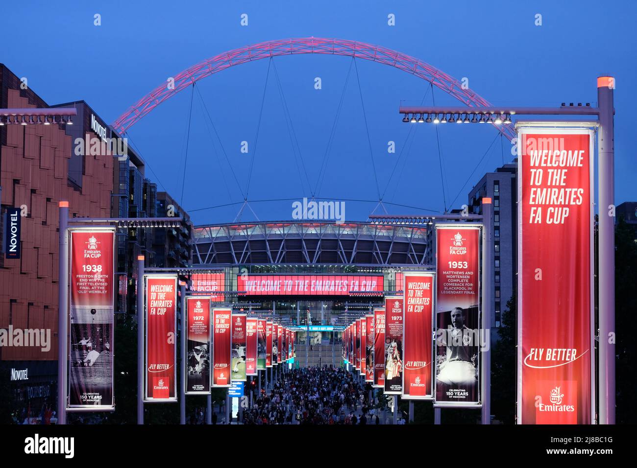 Londres, Royaume-Uni, 14th mai 2022. Les fans de football de Liverpool et Chelsea quittent le stade Wembley après la finale de la coupe FA qui a vu les rouges relever le trophée pour la première fois en 16 ans. Après un match sans but et un temps supplémentaire, une fusillade de pénalité a vu Liverpool battre Chelsea 6-5. Crédit : onzième heure Photographie/Alamy Live News Banque D'Images