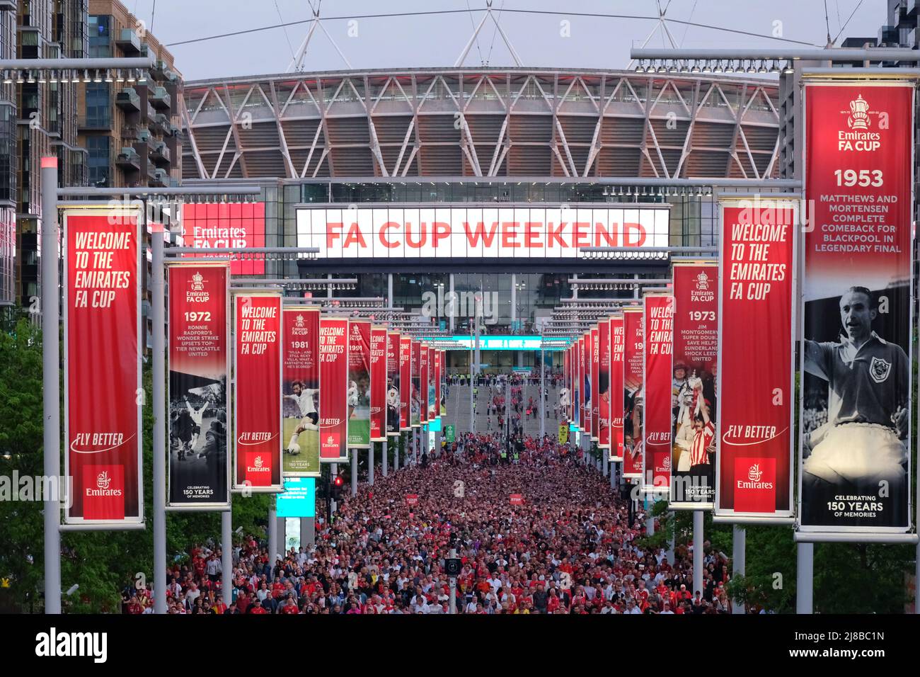 Londres, Royaume-Uni, 14th mai 2022. Les fans de football de Liverpool et Chelsea quittent le stade Wembley après la finale de la coupe FA qui a vu les rouges relever le trophée pour la première fois en 16 ans. Après un match sans but et un temps supplémentaire, une fusillade de pénalité a vu Liverpool battre Chelsea 6-5. Crédit : onzième heure Photographie/Alamy Live News Banque D'Images