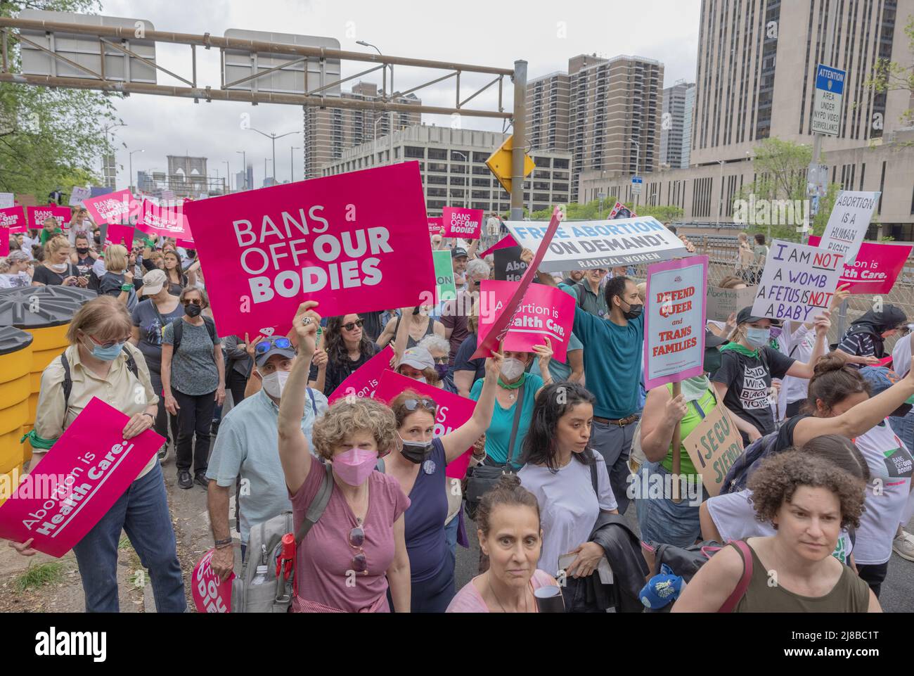 NEW YORK, New York – le 14 mai 2022 : les manifestants pour les droits à l'avortement traversent le pont de Brooklyn lors d'une manifestation. Banque D'Images