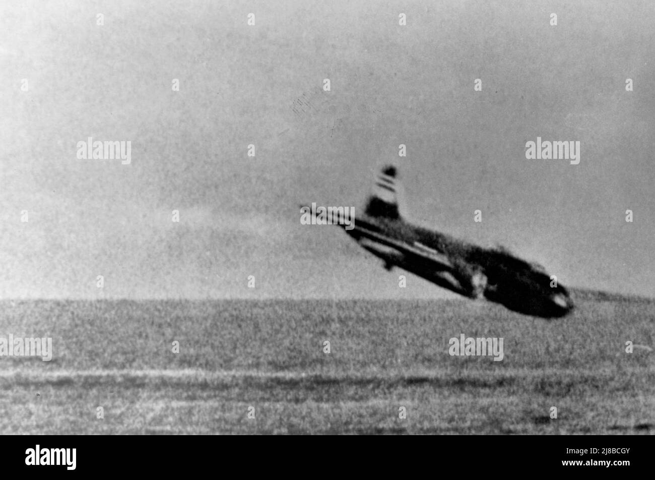 Un bombardier « Betty » de la Marine impériale japonaise Mitsubishi G4M plonge dans l'eau après avoir été abattu lors d'un engagement avec la Marine américaine Grumman F4F-3 Wildcat Fighters de l'escadron de combat VF-3 défendant le porte-avions USS Lexington (CV-2) au large de Rabaul, en Nouvelle-Bretagne, en février 1942. Banque D'Images