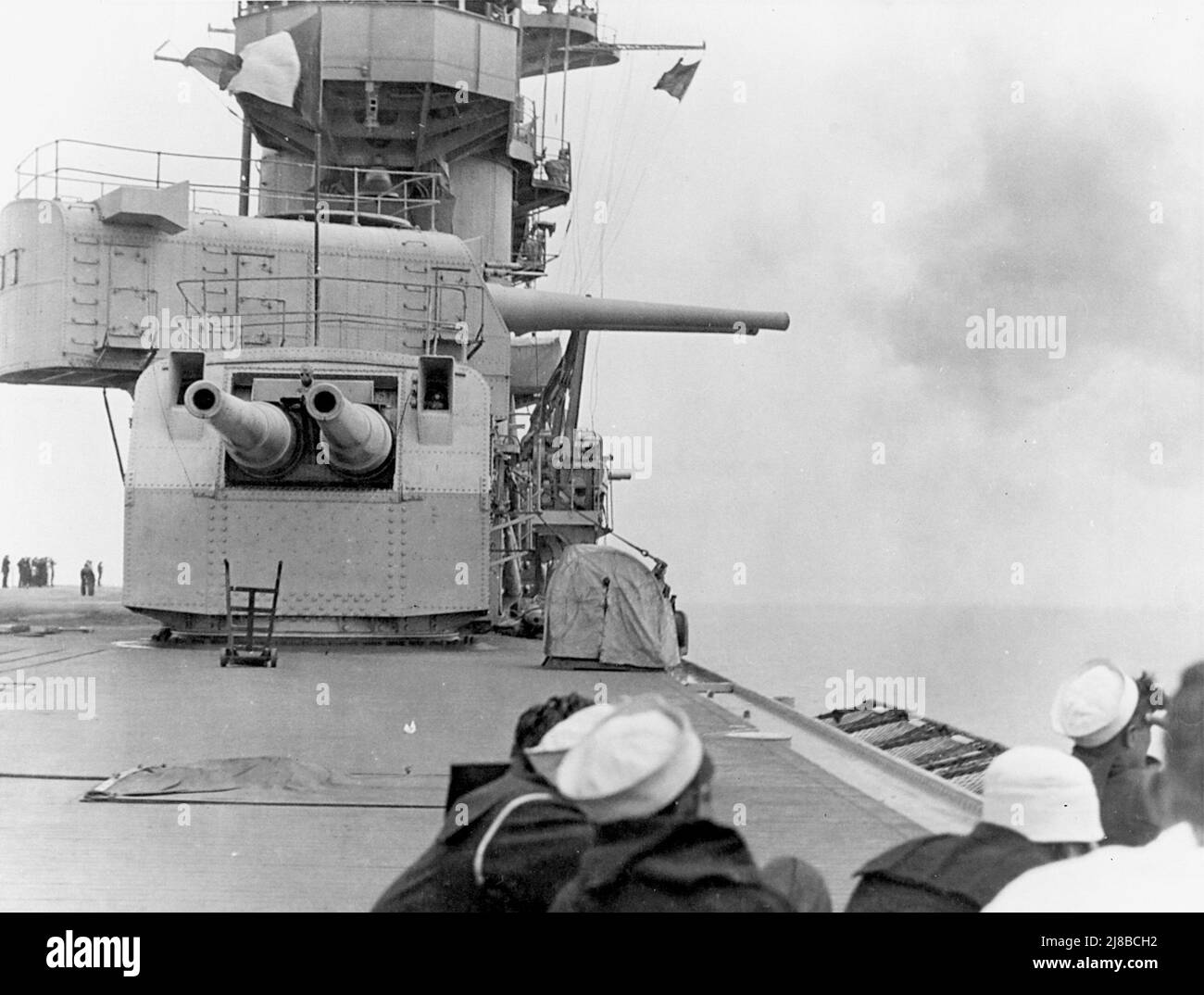 Le porte-avions USS Lexington (CV-2) de la Marine américaine tire ses canons de huit pouces de calibre 55, en 1928. Banque D'Images