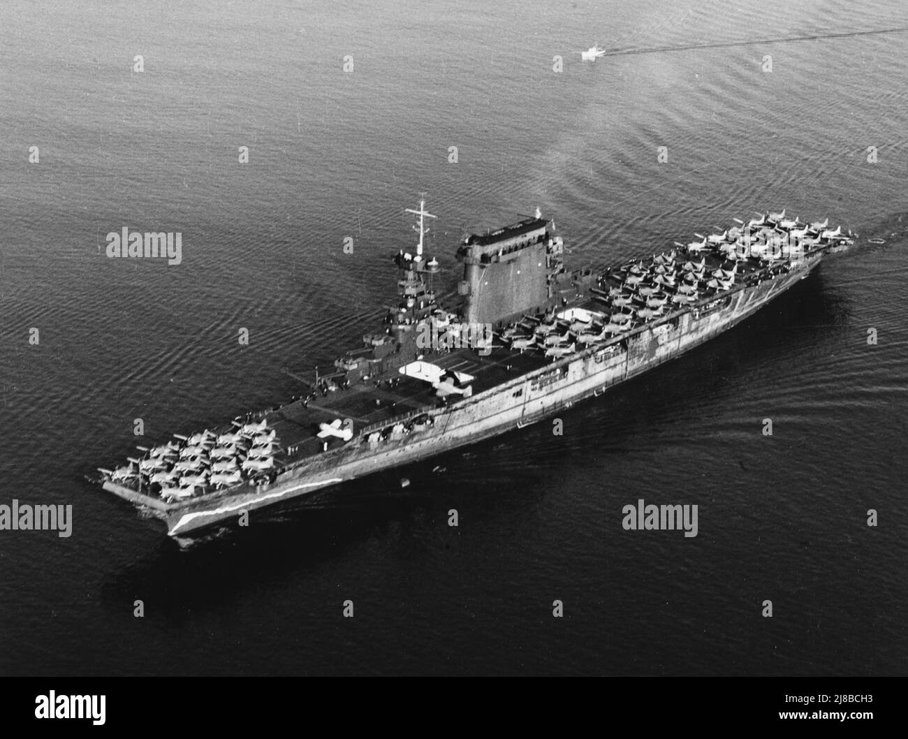 USS Lexington (CV-2) départ de San Diego, Californie, 14 octobre 1941. Les avions stationnés sur son pont de vol comprennent F2A-1 combattants (stationnés vers l'avant), des bombardiers scouts SBD (amidoes) et des avions torpilles TBD-1 (AFT). Notez la fausse vague d'arc peinte sur sa coque, vers l'avant, et l'état de craie de la peinture de camouflage de la coque. Banque D'Images
