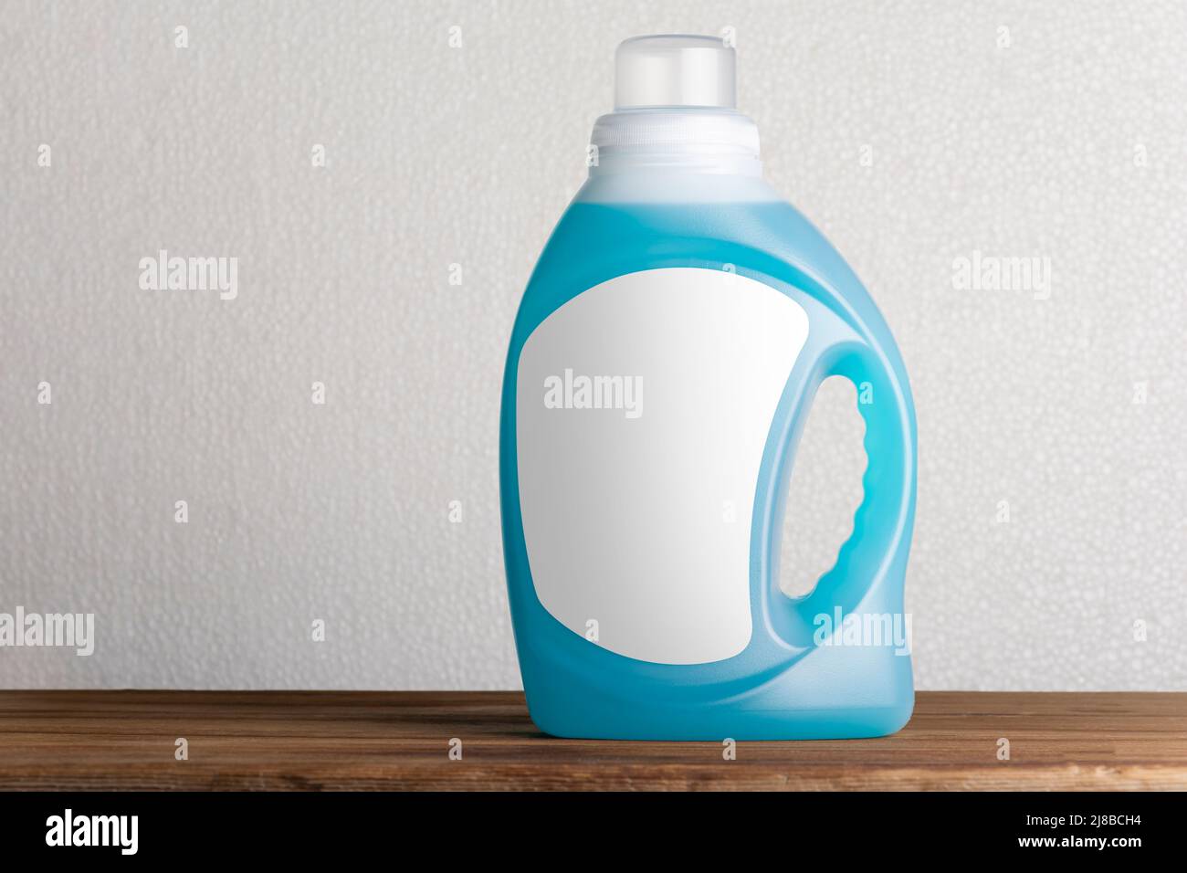 Bouteille de détergent liquide en tissu sur panneau en bois, modèle de série maquette prêt pour votre conception . chemin de sélection d'étiquette inclus. Banque D'Images