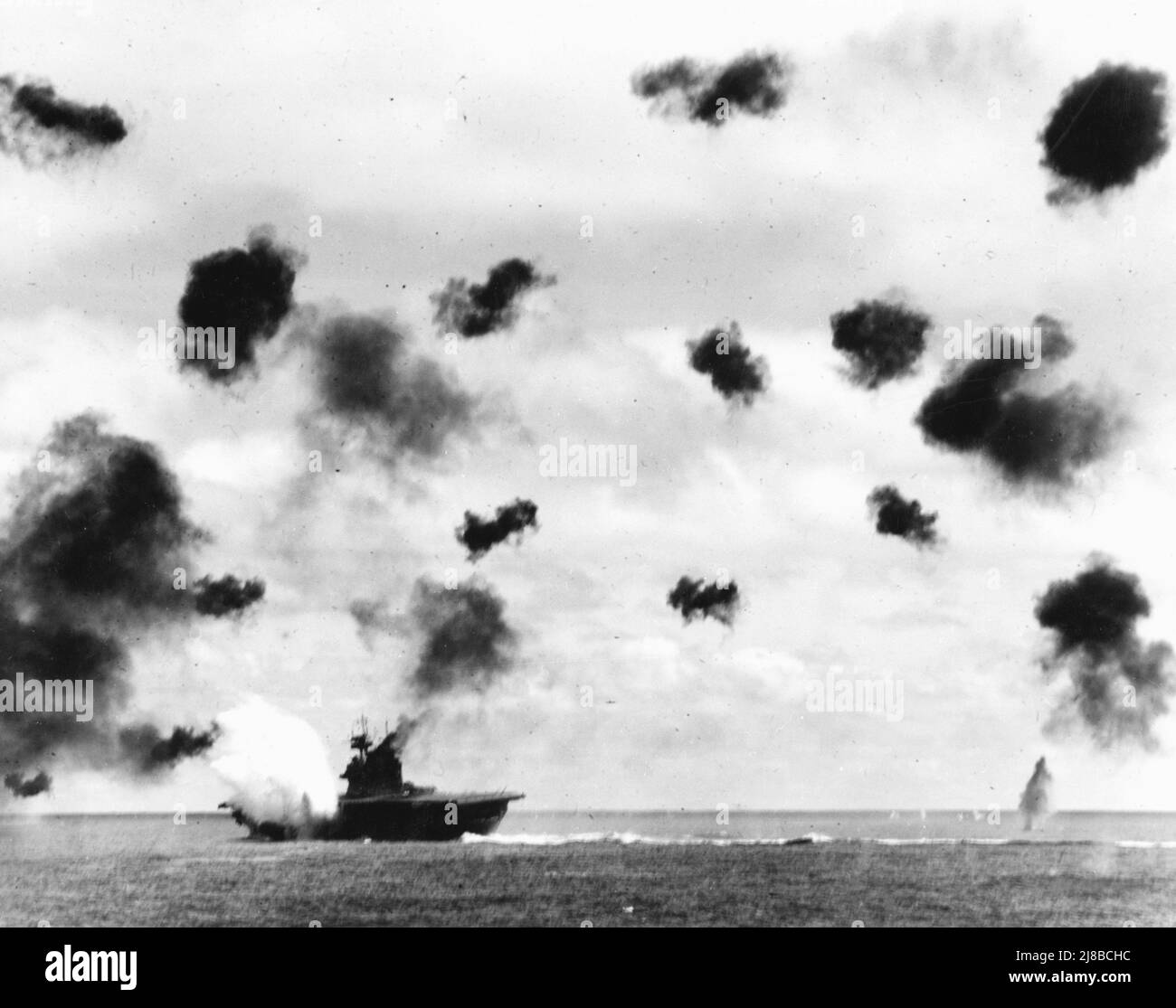 USS Yorktown étant frappé par un Torpedo pendant la Seconde Guerre mondiale, bataille de Midway. Banque D'Images