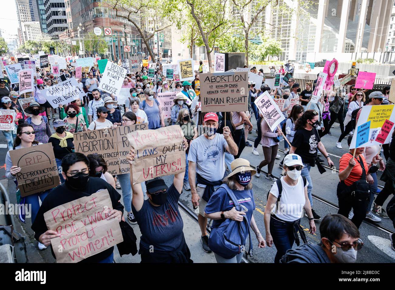 San Francisco, États-Unis. 14th mai 2022. Les manifestants tiennent des écriteaux exprimant leur opinion lors de la « Marche des femmes » pour la justice en matière de reproduction. Les manifestants pour le droit à l'avortement participent à la « Marche des femmes » dans les rues de San Francisco. (Photo de Michael Ho Wai Lee/SOPA Images/Sipa USA) crédit: SIPA USA/Alay Live News Banque D'Images