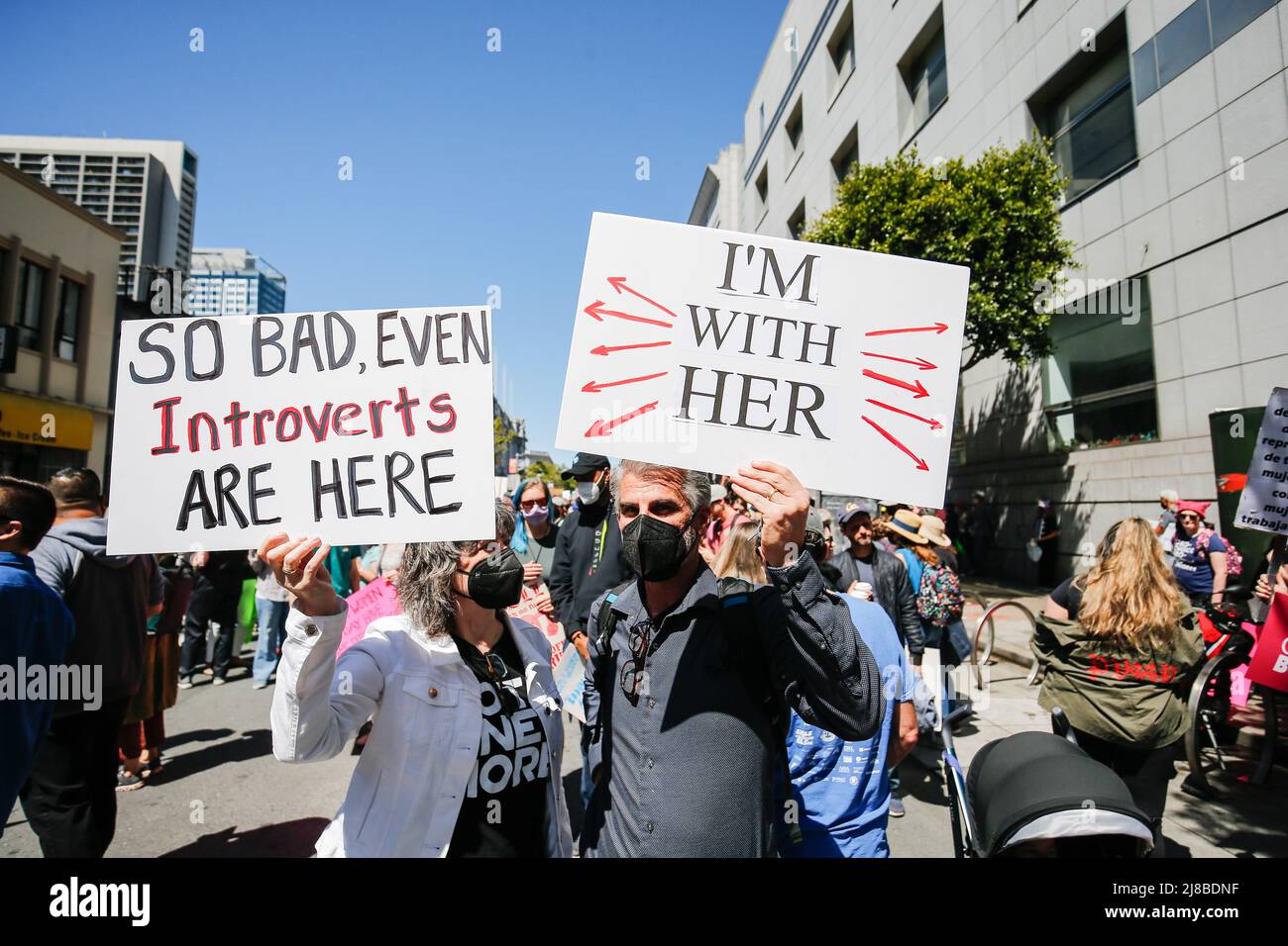 San Francisco, États-Unis. 14th mai 2022. Les manifestants tiennent des écriteaux exprimant leur opinion lors de la « Marche des femmes » pour la justice en matière de reproduction. Les manifestants pour le droit à l'avortement participent à la « Marche des femmes » dans les rues de San Francisco. Crédit : SOPA Images Limited/Alamy Live News Banque D'Images