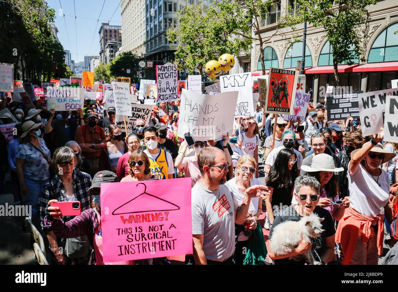 San Francisco, États-Unis. 14th mai 2022. Les manifestants tiennent des écriteaux exprimant leur opinion lors de la « Marche des femmes » pour la justice en matière de reproduction. Les manifestants pour le droit à l'avortement participent à la « Marche des femmes » dans les rues de San Francisco. Crédit : SOPA Images Limited/Alamy Live News Banque D'Images