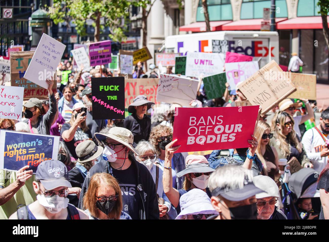 San Francisco, États-Unis. 14th mai 2022. Les manifestants tiennent des écriteaux exprimant leur opinion lors de la « Marche des femmes » pour la justice en matière de reproduction. Les manifestants pour le droit à l'avortement participent à la « Marche des femmes » dans les rues de San Francisco. Crédit : SOPA Images Limited/Alamy Live News Banque D'Images