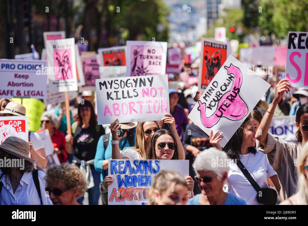 San Francisco, États-Unis. 14th mai 2022. Les manifestants tiennent des écriteaux exprimant leur opinion lors de la « Marche des femmes » pour la justice en matière de reproduction. Les manifestants pour le droit à l'avortement participent à la « Marche des femmes » dans les rues de San Francisco. Crédit : SOPA Images Limited/Alamy Live News Banque D'Images