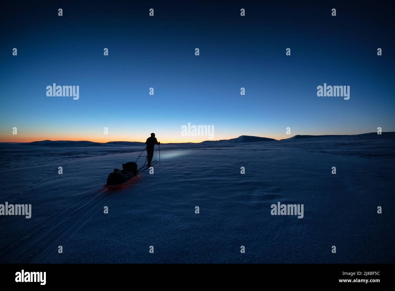 Ski de randonnée dans le coucher du soleil, Enontekiö, Laponie, Finlande Banque D'Images