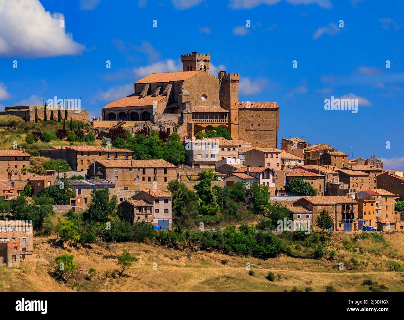 Vue pittoresque du village médiéval d'Ujue, au sommet d'une colline, à Navarre, dans le nord de l'Espagne, sur l'ancienne route de pèlerinage Camino de Santiago ou chemin de St James Banque D'Images