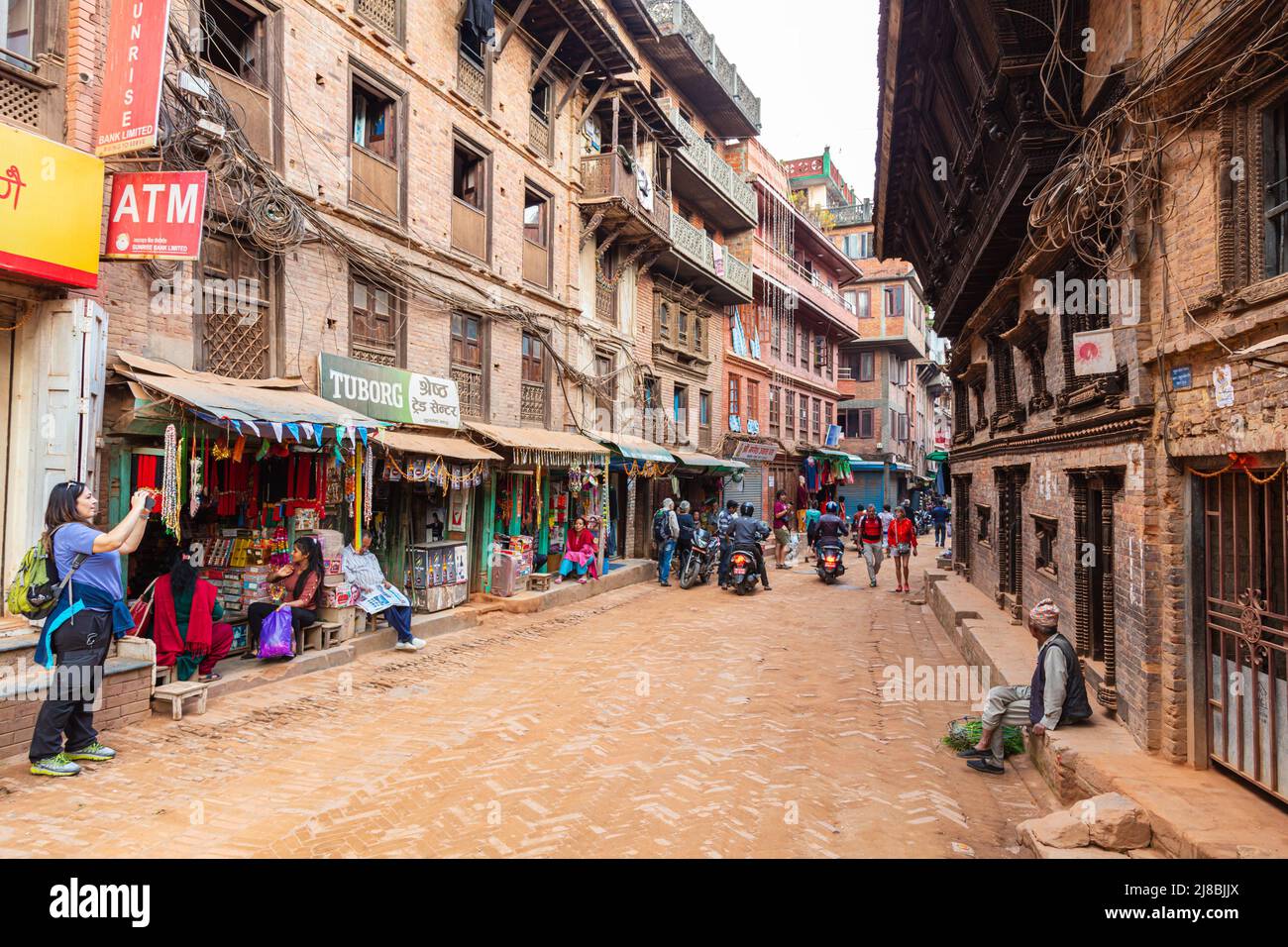 Bhaktapur, Népal - 29 octobre 2021 : ville située à l'angle est de la vallée de Katmandou au Népal. Vue sur la rue des rues étroites avec le mal dilapi Banque D'Images