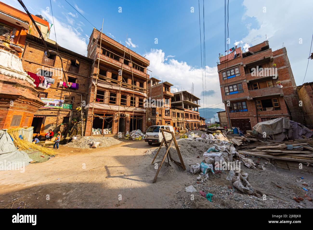 Bhaktapur, Népal - 29 octobre 2021 : ville située à l'angle est de la vallée de Katmandou au Népal. Maisons délabrées en cours de reconstruction dans une cour o Banque D'Images