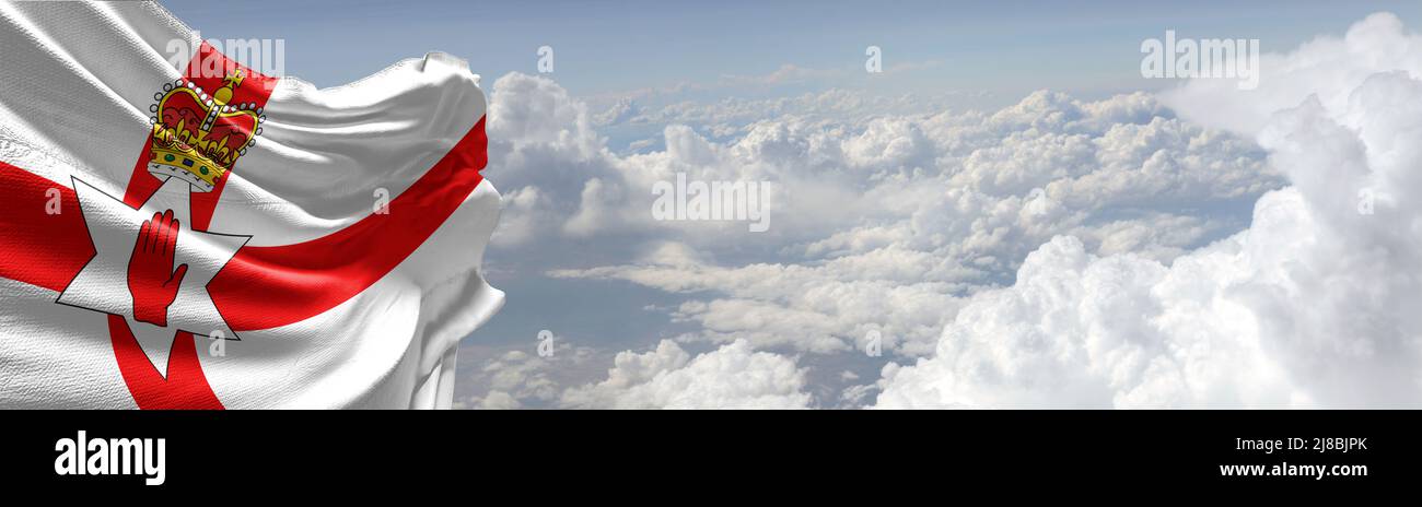 Drapeau de l'Irlande du Nord sur le ciel spectaculaire Banque D'Images