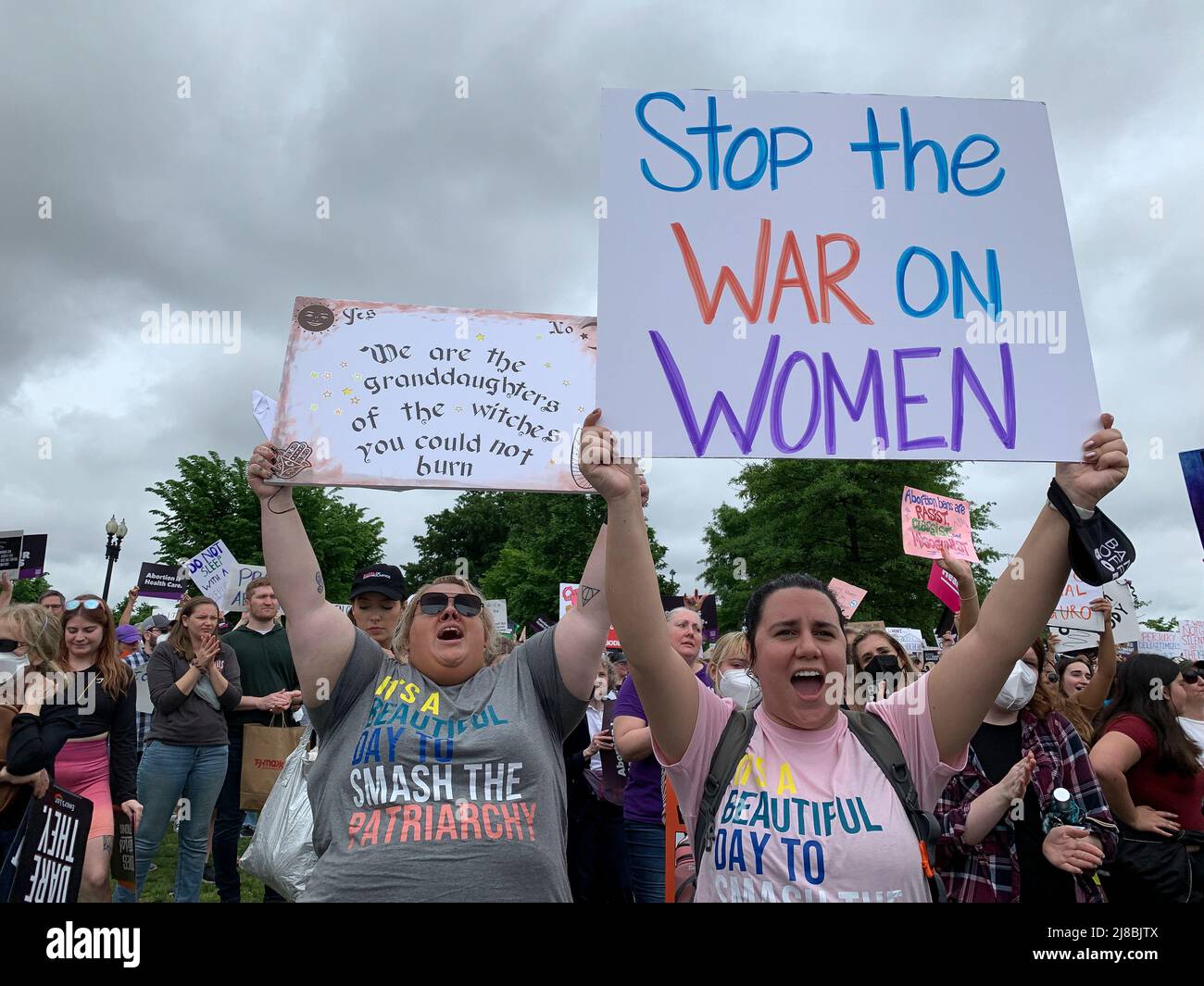 14 mai 2022, Washington, District de Columbia, États-Unis: Allison Dewald et Melissa Strange sont venus à la capitale de nationÃs pour exiger que les femmes aient le droit de décider d'avoir un avortement et non pas des législatures d'État. Le rassemblement à Washington, DC a été l'un des 450 événements relatifs à l'interdiction de notre corps qui ont eu lieu dans le monde entier en réaction au projet d'avis de la Cour suprême qui a fui Roe c. Wade. (Image de crédit : © Sue Dorfman/ZUMA Press Wire) Banque D'Images