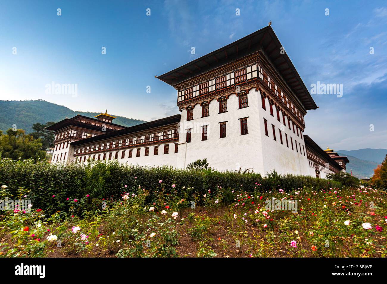 Thimphu, Bhoutan - 24 octobre 2021 : Tashichho Dzong, monastère bouddhiste et forteresse à la limite nord de la ville de Thimphu. Tashichho Dzong in Banque D'Images