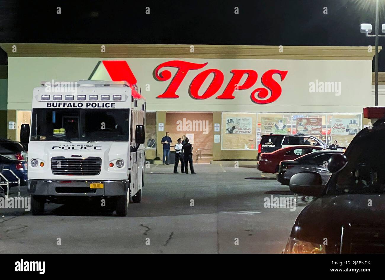 (220515) -- BUFFALO, le 15 mai 2022 (Xinhua) -- photo prise avec un téléphone portable le 15 mai 2022 montre la police qui travaille sur les lieux d'une fusillade de masse à Buffalo, dans l'État de New York, aux États-Unis. Un homme armé armé a tué dix personnes et en a blessé trois samedi dans un supermarché de Buffalo, dans l'État de New York, selon les responsables locaux de l'application de la loi. (Photo de Zhang Jie/Xinhua) Banque D'Images