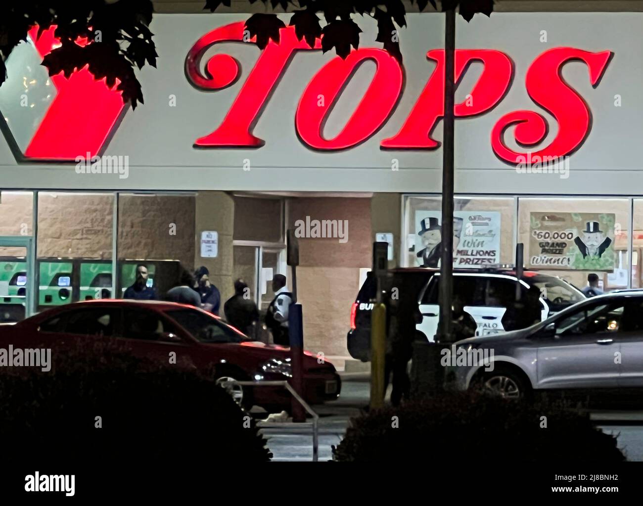 (220515) -- BUFFALO, le 15 mai 2022 (Xinhua) -- photo prise avec un téléphone portable le 15 mai 2022 montre la police qui travaille sur les lieux d'une fusillade de masse à Buffalo, dans l'État de New York, aux États-Unis. Un homme armé armé a tué dix personnes et en a blessé trois samedi dans un supermarché de Buffalo, dans l'État de New York, selon les responsables locaux de l'application de la loi. (Photo de Zhang Jie/Xinhua) Banque D'Images