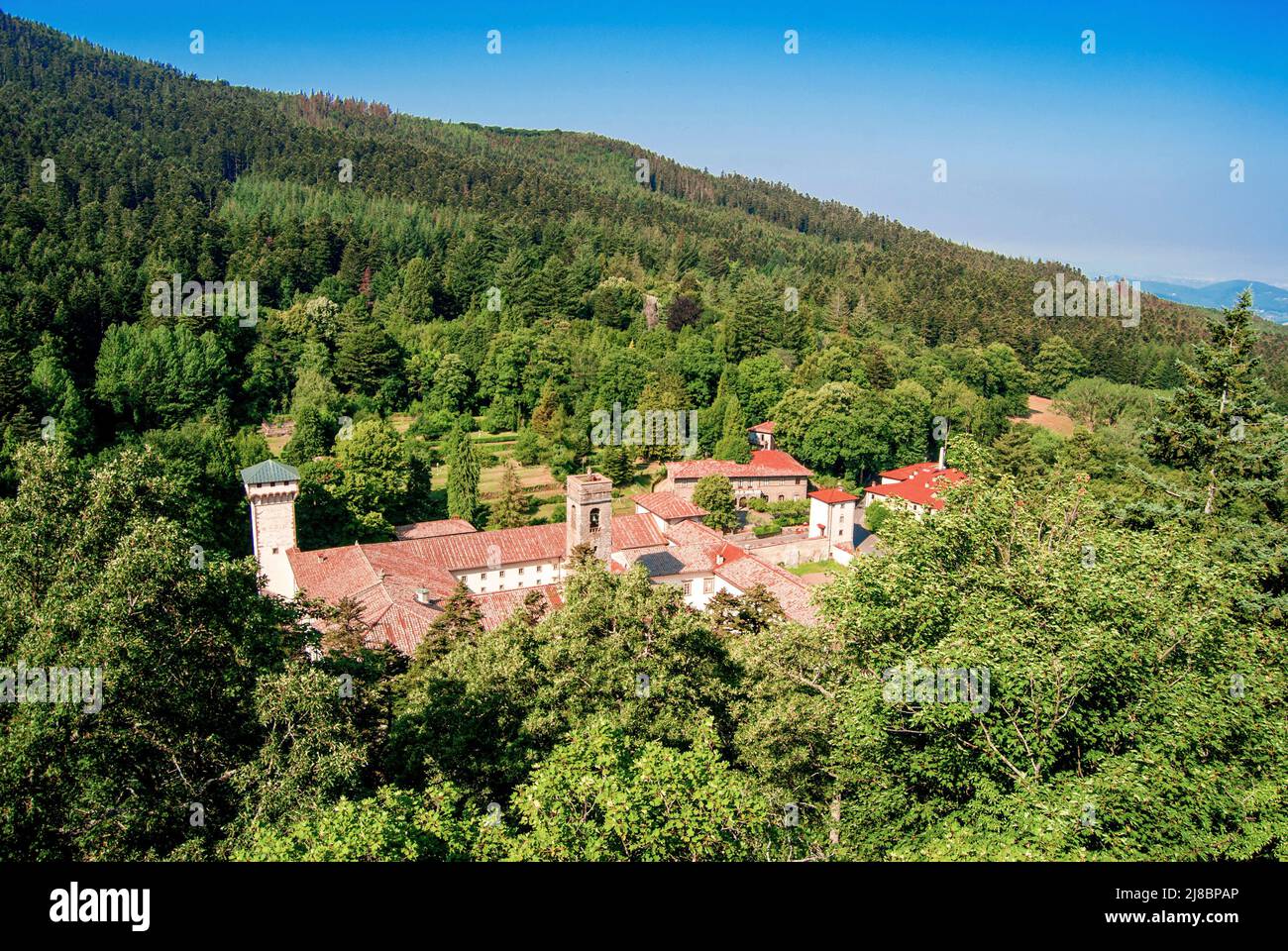 Vue aérienne de l'abbaye de Vallombrosa, entourée de forêts de hêtre et fondée en 11th siècle par Giovanni Gualberto, province de Florence, Italie Banque D'Images