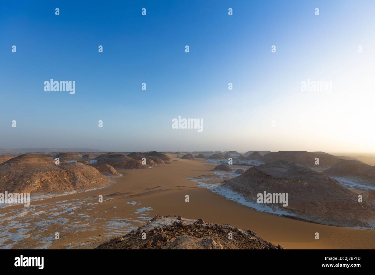 Paysage impressionnant du désert rouge dans l'Égypte ancienne. Banque D'Images