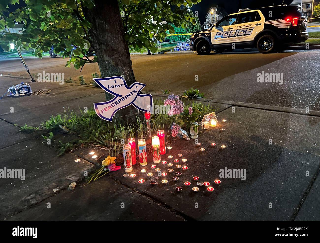 (220515) -- BUFFALO, le 15 mai 2022 (Xinhua) -- photo prise avec un téléphone portable le 15 mai 2022 montre des bougies allumées pour les victimes près de la scène d'une fusillade de masse à Buffalo de l'État de New York, aux États-Unis. Un homme armé armé a tué dix personnes et en a blessé trois samedi dans un supermarché de Buffalo, dans l'État de New York, selon les responsables locaux de l'application de la loi. (Photo de Zhang Jie/Xinhua) Banque D'Images