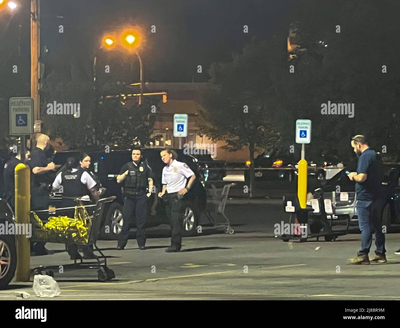 (220515) -- BUFFALO, le 15 mai 2022 (Xinhua) -- photo prise avec un téléphone portable le 15 mai 2022 montre la police qui travaille sur les lieux d'une fusillade de masse à Buffalo, dans l'État de New York, aux États-Unis. Un homme armé armé a tué dix personnes et en a blessé trois samedi dans un supermarché de Buffalo, dans l'État de New York, selon les responsables locaux de l'application de la loi. (Photo de Zhang Jie/Xinhua) Banque D'Images