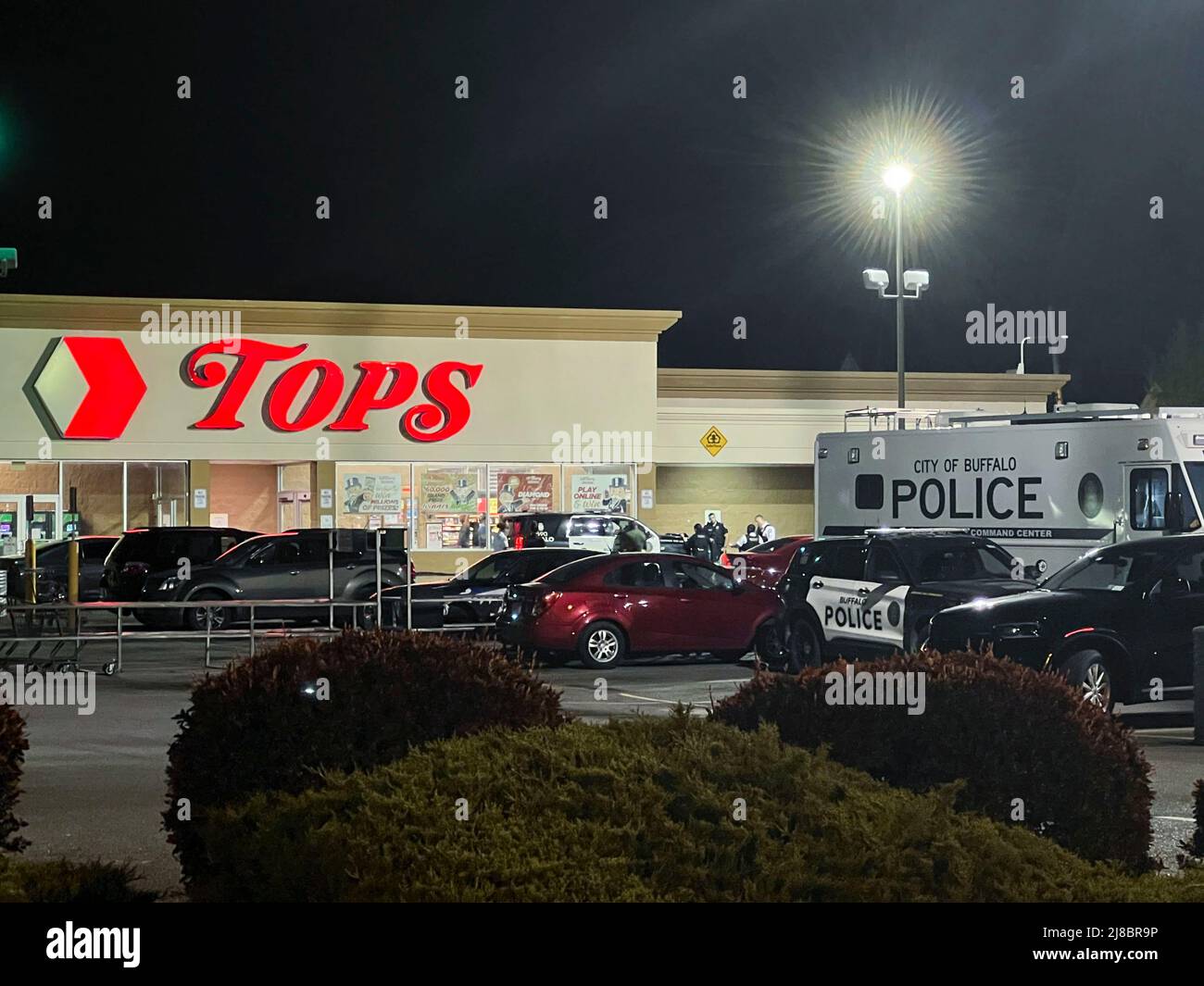 (220515) -- BUFFALO, le 15 mai 2022 (Xinhua) -- photo prise avec un téléphone portable le 15 mai 2022 montre la police qui travaille sur les lieux d'une fusillade de masse à Buffalo, dans l'État de New York, aux États-Unis. Un homme armé armé a tué dix personnes et en a blessé trois samedi dans un supermarché de Buffalo, dans l'État de New York, selon les responsables locaux de l'application de la loi. (Photo de Zhang Jie/Xinhua) Banque D'Images