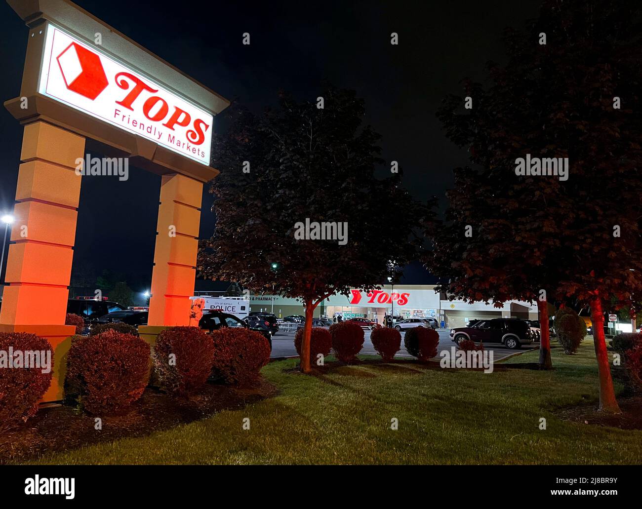 (220515) -- BUFFALO, 15 mai 2022 (Xinhua) -- photo prise avec un téléphone portable le 15 mai 2022 montre le site d'une fusillade de masse à Buffalo, dans l'État de New York, aux États-Unis. Un homme armé armé a tué dix personnes et en a blessé trois samedi dans un supermarché de Buffalo, dans l'État de New York, selon les responsables locaux de l'application de la loi. (Photo de Zhang Jie/Xinhua) Banque D'Images