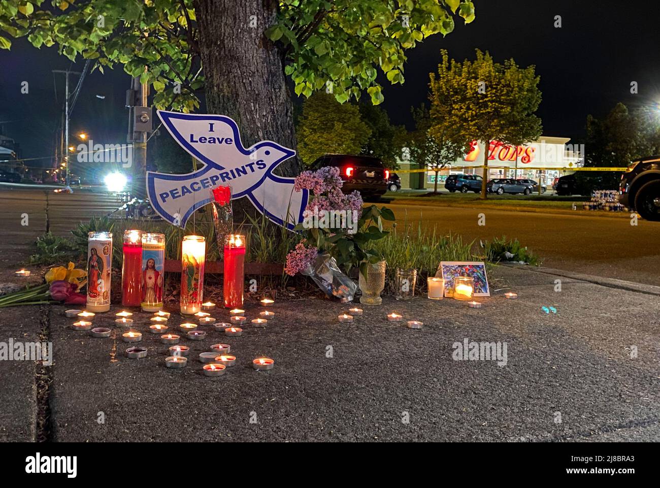 (220515) -- BUFFALO, le 15 mai 2022 (Xinhua) -- photo prise avec un téléphone portable le 15 mai 2022 montre des bougies allumées pour les victimes près de la scène d'une fusillade de masse à Buffalo de l'État de New York, aux États-Unis. Un homme armé armé a tué dix personnes et en a blessé trois samedi dans un supermarché de Buffalo, dans l'État de New York, selon les responsables locaux de l'application de la loi. (Photo de Zhang Jie/Xinhua) Banque D'Images