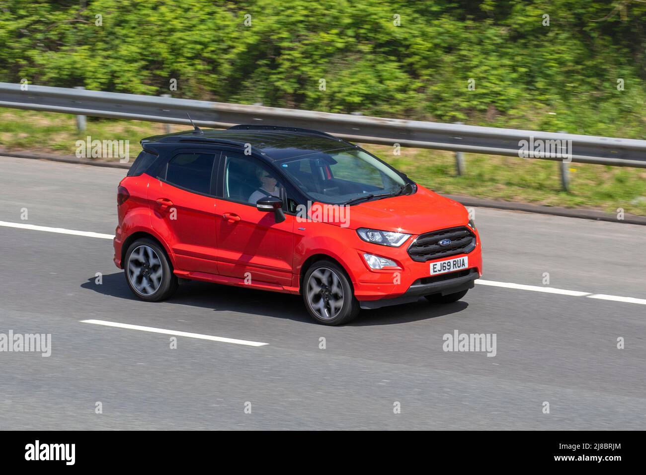 2019 rouge Ford britannique ECOSPORT 998cc essence 6 vitesses manuelle ; conduite sur l'autoroute M6, Manchester, Royaume-Uni Banque D'Images