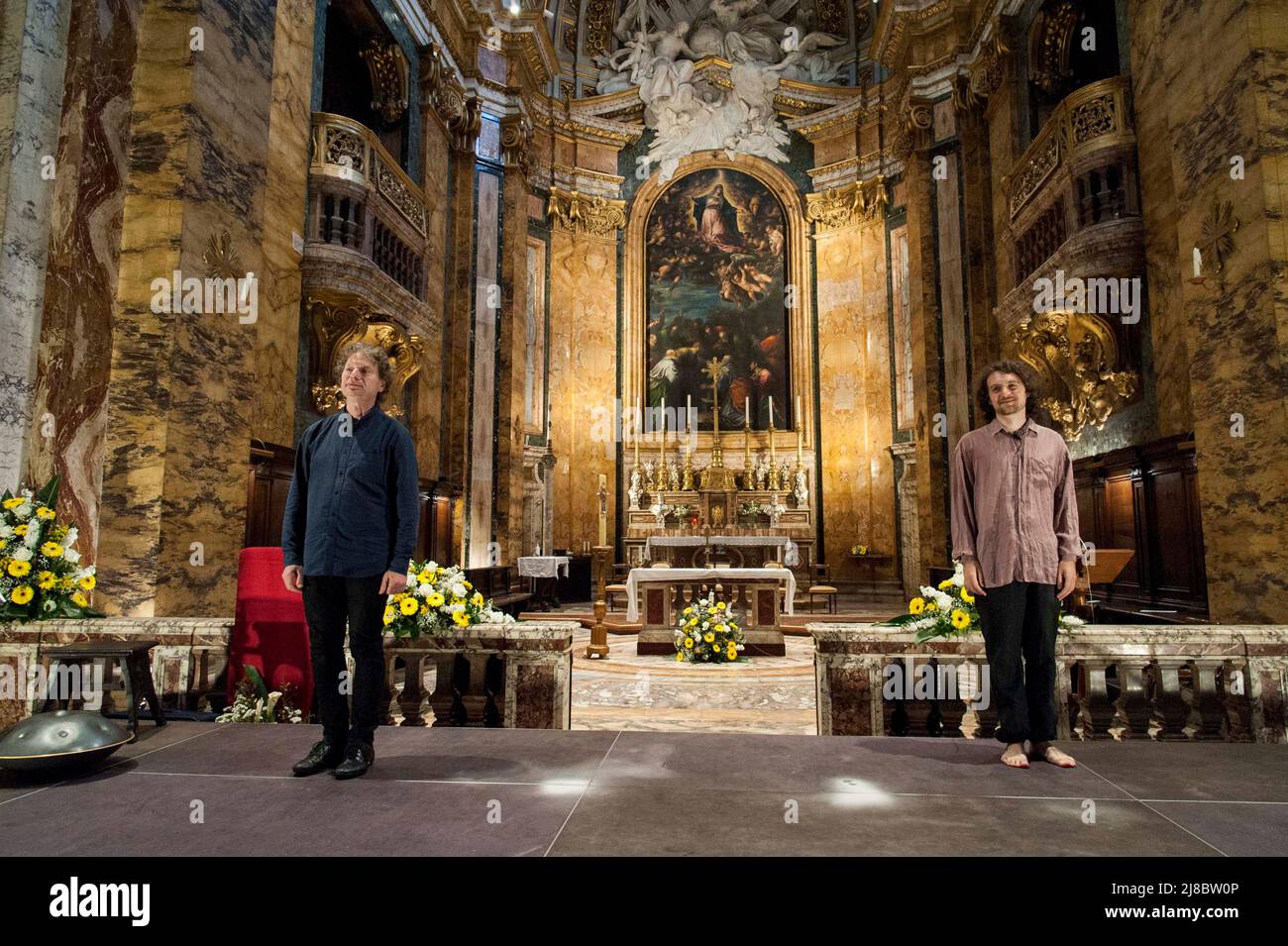 Italie, Rome, 22/05/14. Pièce de théâtre 'Charles de Foucauld Universal Brother' sur la vie, le texte et la musique du saint par Francesco Agnello (L), interprétée par Sergio Beercock (R) à l'occasion de la canonisation de Foucauld à Saint Louis de l'Église française. Photo par Massimiliano MIGLIORATO / Catholic Press photo Banque D'Images