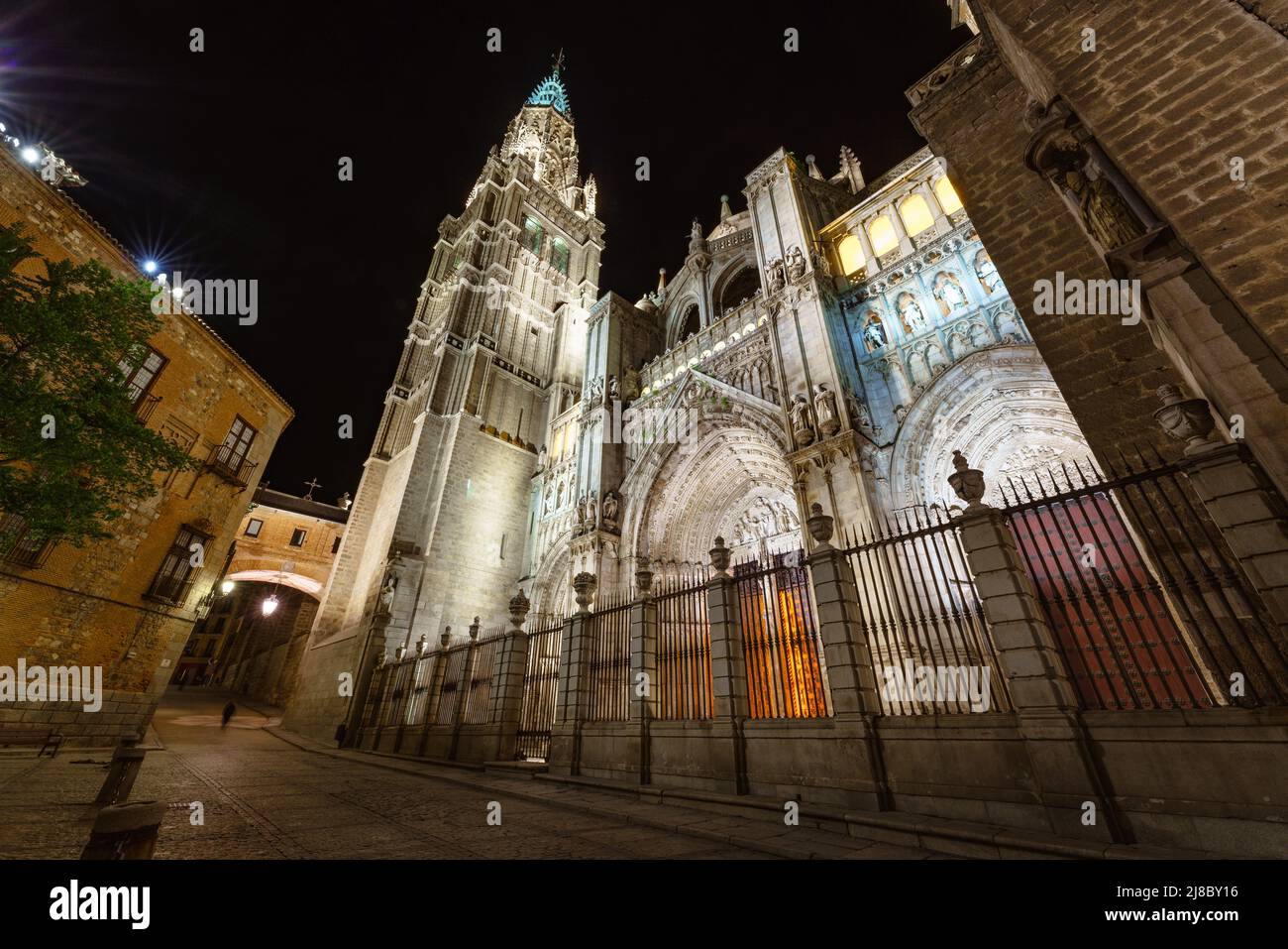 Vue de nuit sur la cathédrale de Tolède, temple de style gothique situé en plein cœur de la vieille ville Banque D'Images