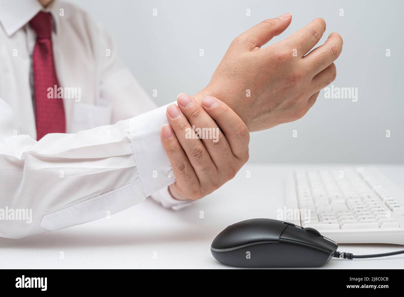 Un homme s'est enroulé autour de son poignet en raison de douleurs au poignet. Causes de la polyarthrite rhumatoïde, syndrome du canal carpien, goutte. Concept de soins de santé et de médecine. Banque D'Images